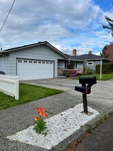 21515 SE Alder St in Gresham, OR - Building Photo - Building Photo