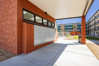 Courtyard 525 Apartments in Las Vegas, NV - Building Photo - Building Photo