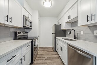 2125 Augusta Dr in Houston, TX - Foto de edificio - Building Photo