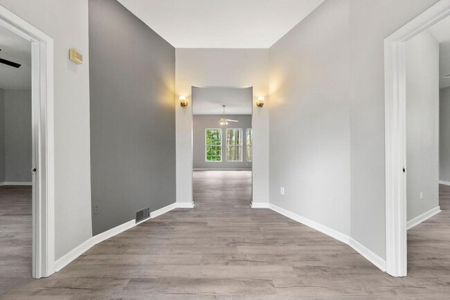 880 Melody Ln in Roswell, GA - Foto de edificio - Building Photo