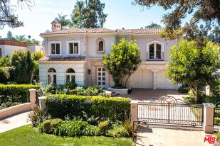 915 N Rexford Dr in Beverly Hills, CA - Building Photo