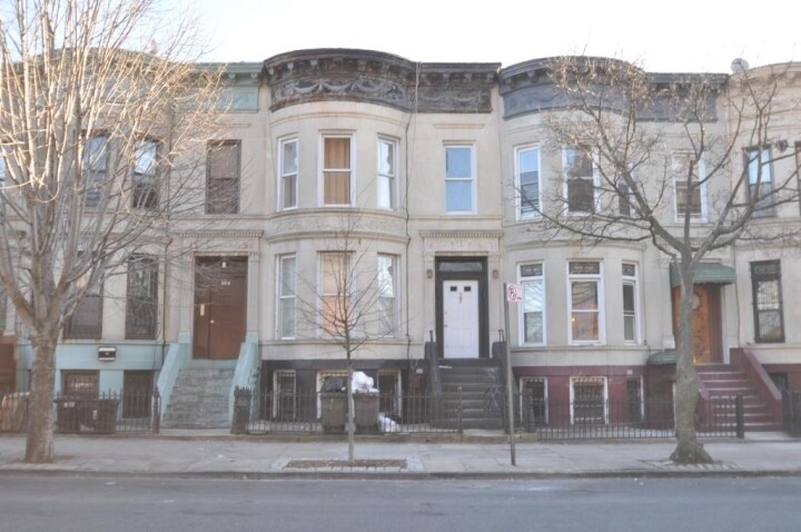 850 Macon St in Brooklyn, NY - Building Photo