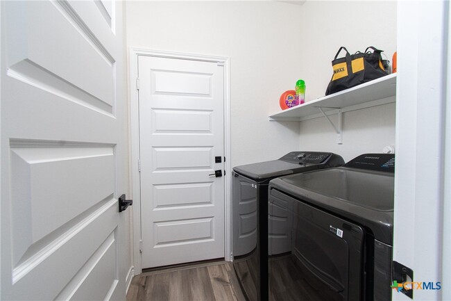 property at 4927 Park Lgt