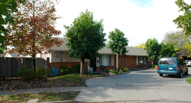 2535 Julie Ct in Santa Rosa, CA - Building Photo - Building Photo