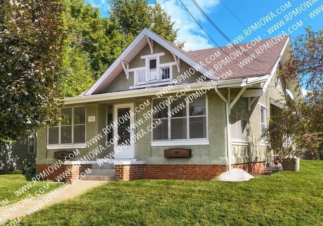 property at 922 Main St