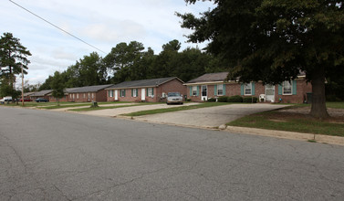 1601-1803 Snowden Dr in Wilson, NC - Foto de edificio - Building Photo