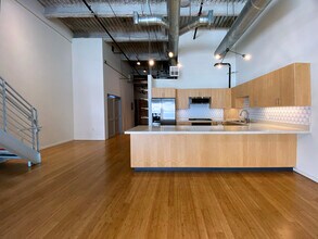 1130 S FLOWER St, Unit 405 in Los Angeles, CA - Foto de edificio - Building Photo