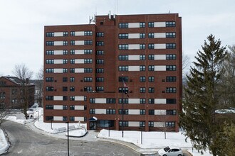 Earl Towers in Hudson Falls, NY - Foto de edificio - Building Photo