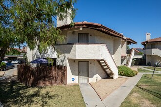 Villa Capri Apartments in Phoenix, AZ - Building Photo - Building Photo