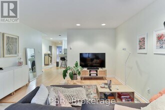 102-102 Beverley St in Toronto, ON - Building Photo - Building Photo