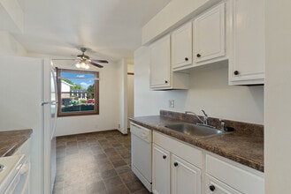 8025 W Crawford Ave in Milwaukee, WI - Foto de edificio - Building Photo