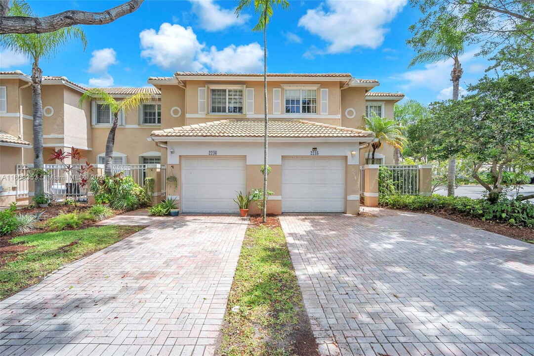 2248 NW 171st Terrace in Pembroke Pines, FL - Foto de edificio