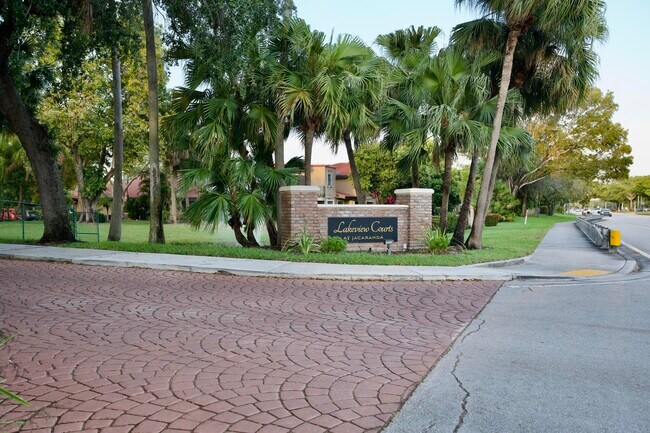 8989 W Sunrise Blvd in Plantation, FL - Building Photo - Building Photo