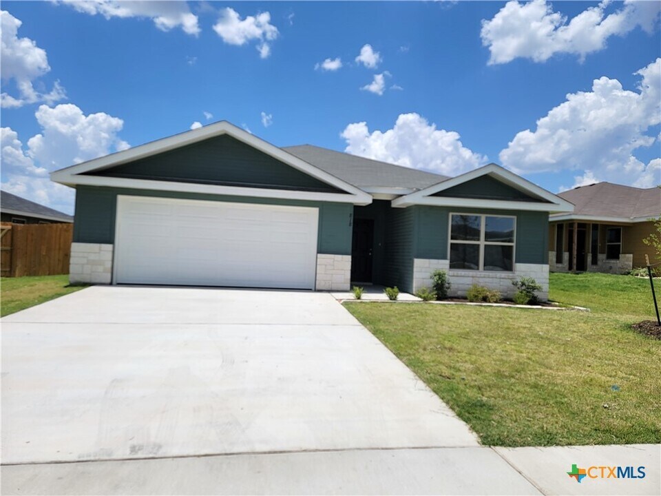 818 Freedom Cir in Nolanville, TX - Building Photo