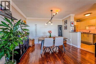 212 Kerr St in Oakville, ON - Building Photo - Building Photo