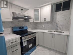 75 Bulmer Crescent in Newmarket, ON - Building Photo - Building Photo