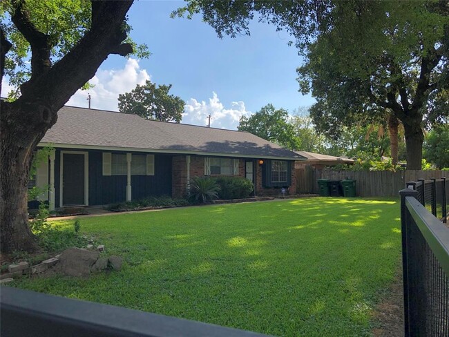 9775 Pine Lake Dr in Houston, TX - Building Photo - Building Photo