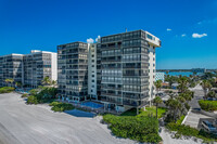 Shores of Madeira in Madeira Beach, FL - Foto de edificio - Building Photo