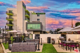 11036 Moorpark St in Los Angeles, CA - Foto de edificio - Building Photo