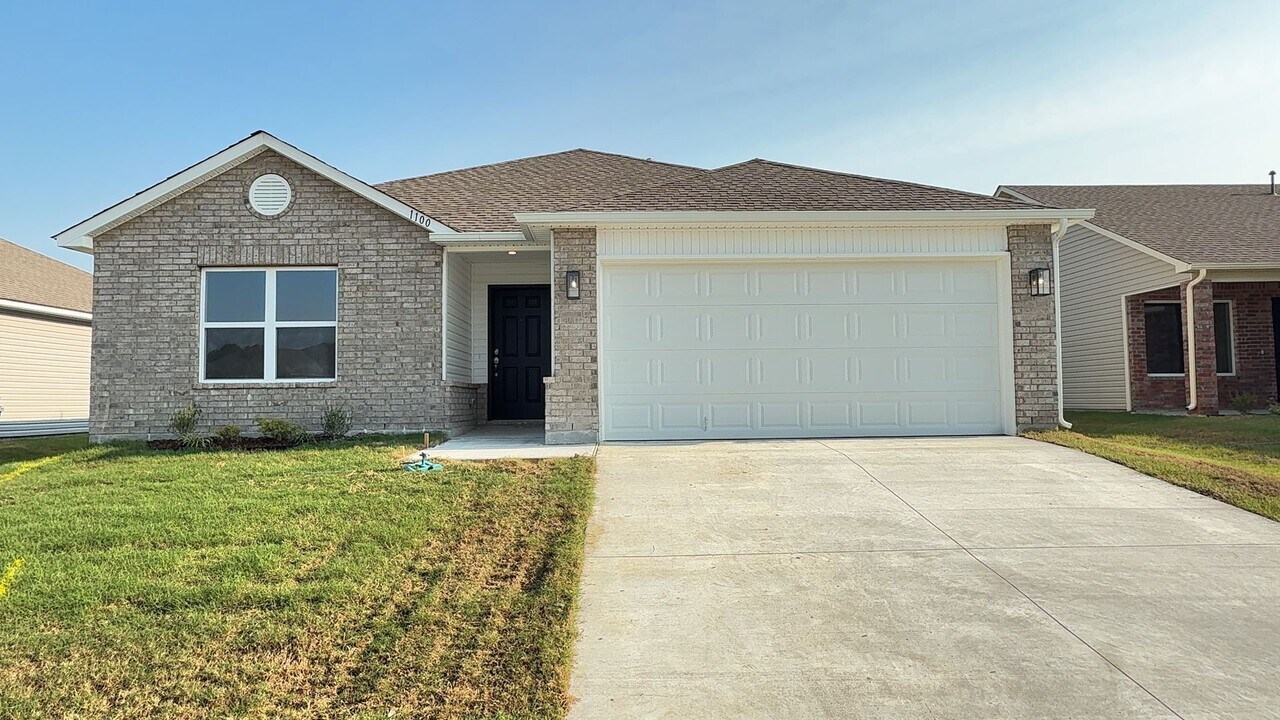 1100 W Fargo Dr in Claremore, OK - Building Photo