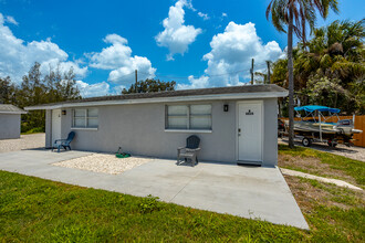 8820 Rocky Creek Dr in Tampa, FL - Building Photo - Building Photo