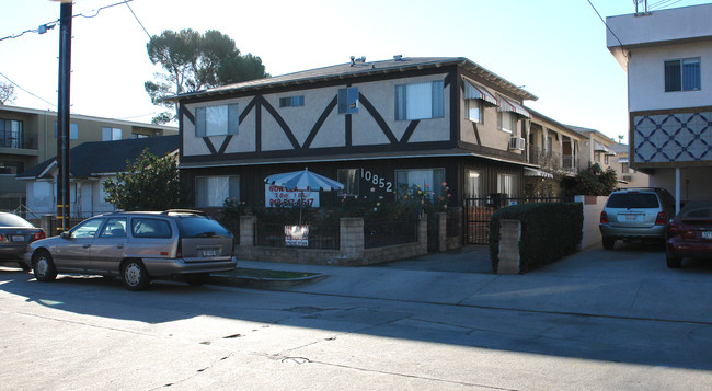 10852 Blix St in North Hollywood, CA - Foto de edificio - Building Photo