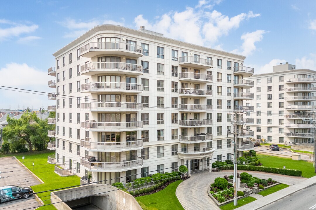 2900 De La Côte-Vertu Boul in Montréal, QC - Building Photo