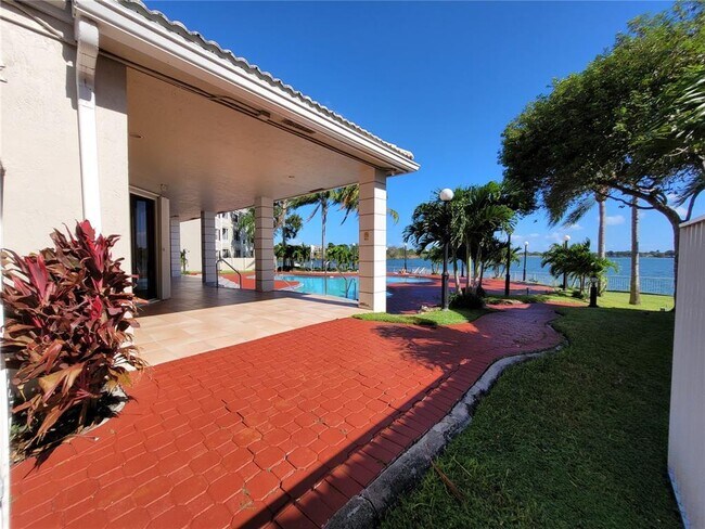 2890 N Oakland Forest Dr, Unit 102 in Oakland Park, FL - Building Photo - Building Photo
