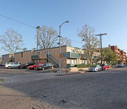 Alpine Terrace Apartments in Canoga Park, CA - Foto de edificio - Building Photo