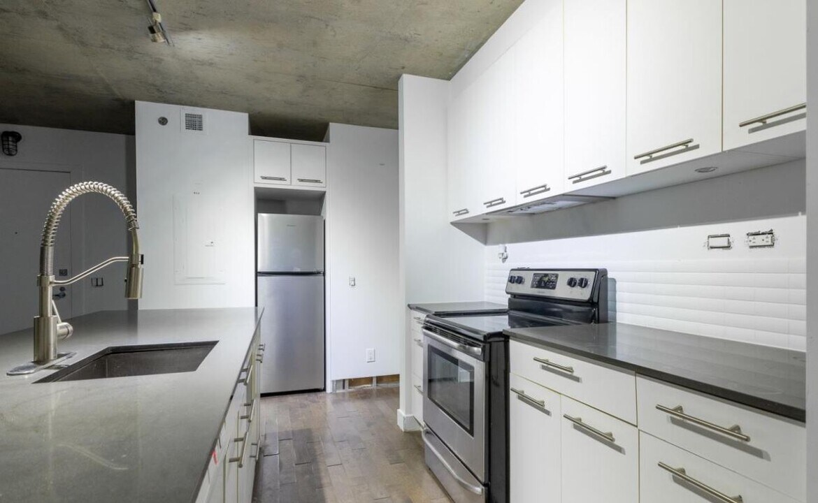 1414-1414 Rue Chomedey in Montréal, QC - Building Photo