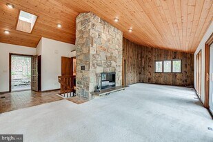 1328 Potomac School Rd in McLean, VA - Building Photo