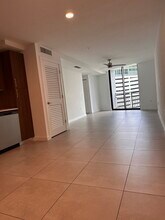 1234 NW 8th Ct, Unit B19 in Miami, FL - Building Photo - Building Photo