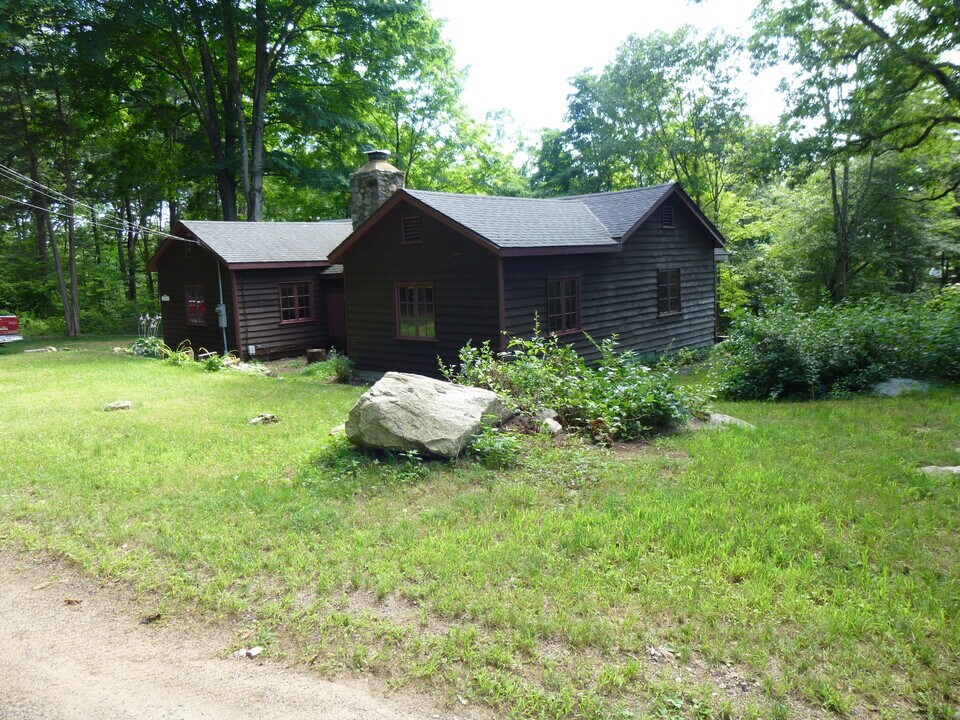39 Schoolhouse Ln in East Hampton, CT - Building Photo