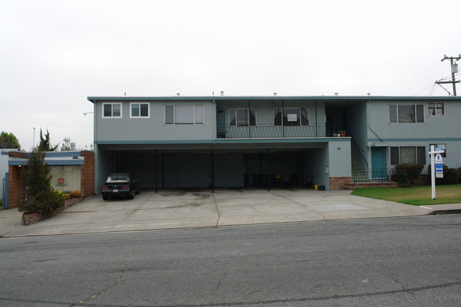 691 Santa Lucia Ave in San Bruno, CA - Foto de edificio - Building Photo