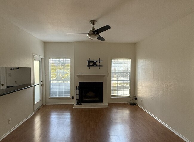 700 S 1st St, Unit 203 in Austin, TX - Building Photo - Building Photo