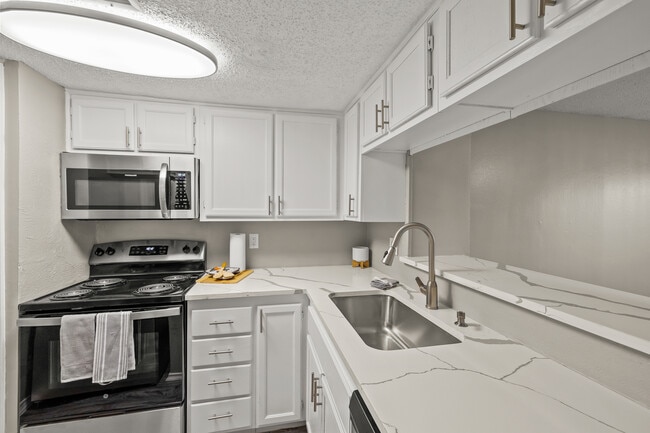 Fielder Crossing in Arlington, TX - Building Photo - Interior Photo