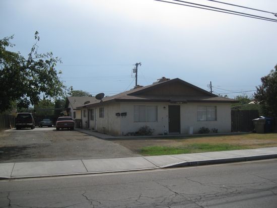 209 E. WARREN AVE (TRIPLEX) in Bakersfield, CA - Building Photo