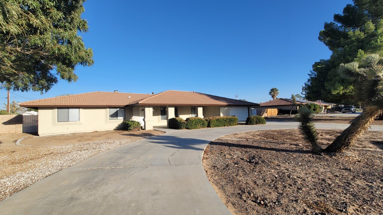 13447 Shawnee Rd in Apple Valley, CA - Building Photo