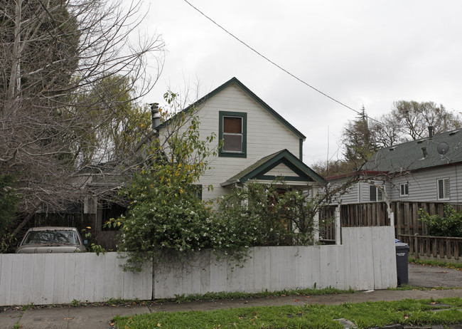 219 English St in Petaluma, CA - Foto de edificio - Building Photo