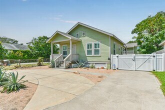 5008 Avenue O 1/2 in Galveston, TX - Building Photo - Building Photo