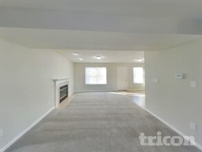 9825 Rhodes Ln in Avon, IN - Foto de edificio - Building Photo