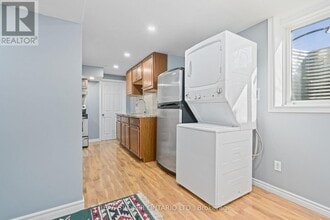 210 Miller Dr in Halton Hills, ON - Building Photo - Building Photo