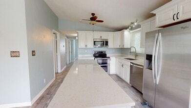 31163 Ave H in Big Pine Key, FL - Foto de edificio - Building Photo