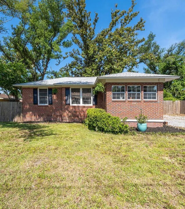 111 N Marie Dr in Panama City, FL - Building Photo