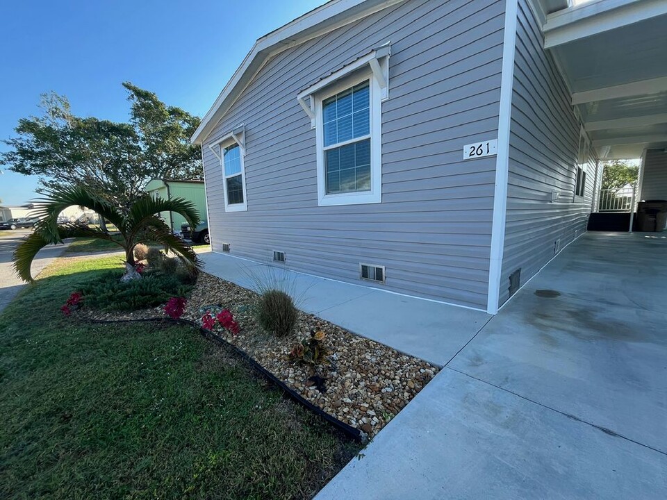 261 Mongoose Ln in North Fort Myers, FL - Building Photo