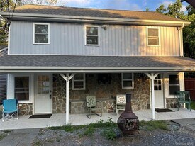 32 Zimmer Dr in Sparrow Bush, NY - Building Photo