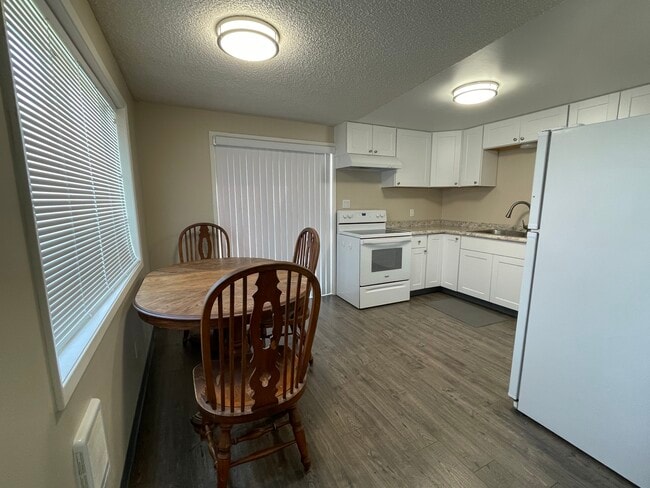 46398 Max Harder Rd N, Unit Apt B in Sprague, WA - Foto de edificio - Building Photo