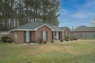 932 Eastern Oaks Dr in Montgomery, AL - Building Photo