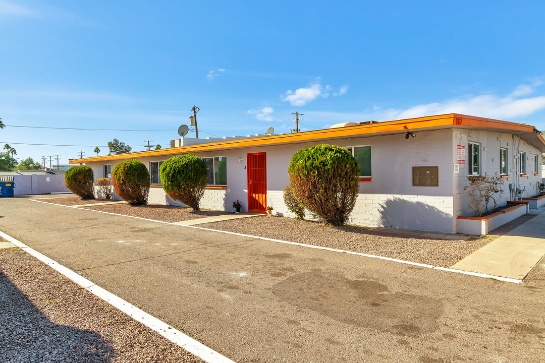 Oak Street in Phoenix, AZ - Building Photo