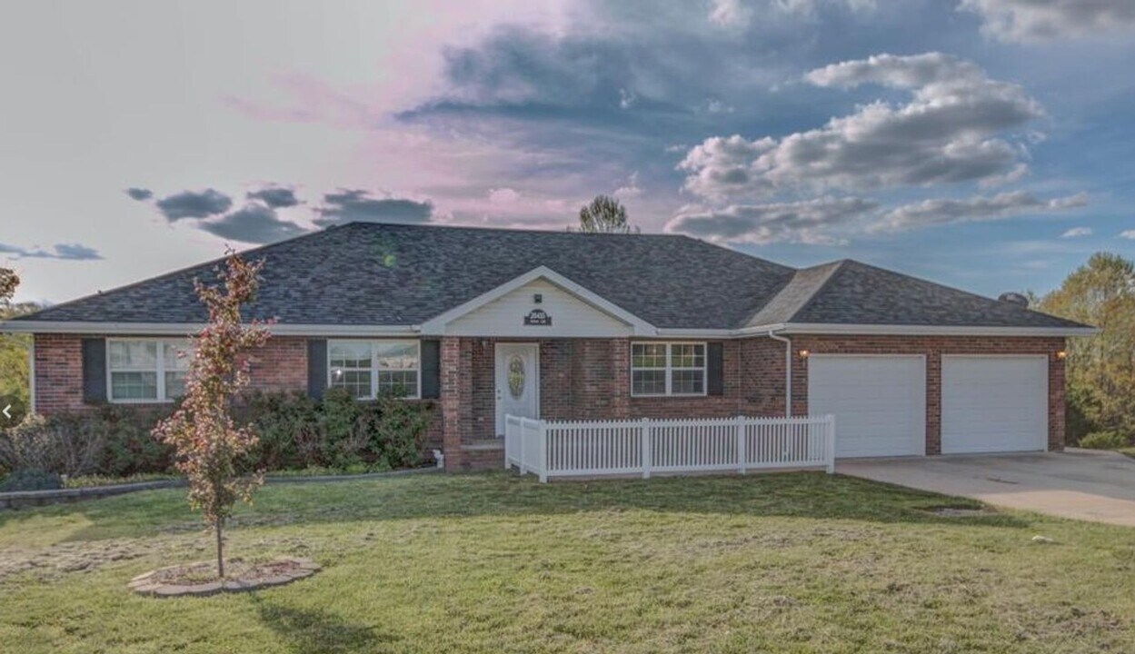 20415 London Ln in Waynesville, MO - Building Photo